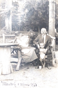 Alena Stepankova Veselá (left) with her parents and brother Karel in 1924