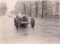 Otec Miloš Schütz ve svém voze Bugatti, 1947