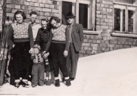 Se sourozenci a rodiči, 1956