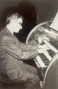 Lithuanian organist Leopoldas Digris in the Franciscan Church in Pilsen