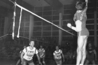 Vlastimír Lenert při smeči. Rok 1973, zájezd s Duklou Liberec do Francie