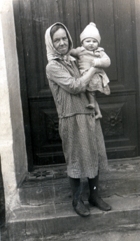 Babička Leopolda Navrátilová se Zdeňkou Dostálovou, roz. Navrátilovou, Otaslavice, 1929