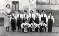 Besídka v Sokole, paní učitelka Baldovská, Zdeňka Dostálová v první řadě vlevo, Otaslavice, 1937