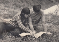 Markéta Šestáková s kamarádkou Stáňou v dětském domově, Moravský Krumlov, 1965 