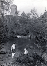 Děti Zdeňky Dostálové, Zdeňka a Josef, na návštěvě v Otaslavicích, 1959