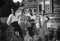 Velykyj Byčkiv, summer 1934. From the left, father, mother, brother, aunt with the witness and the wife of the owner of the cottage, Mrs. Bojková