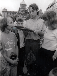 Demonstrace 21. srpna 1988 Praha, Nezávislé mírové sdružení, na fotce Hana Marvanová a Stanislav Devátý