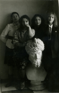 Students of the Republican Art School (Yaroslava is second from the left), 1985
