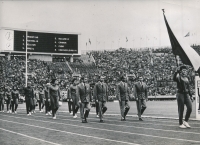 Věra Hrabáková jako vlajkonoška československé výpravy na předolympijských hrách v Tokiu, 1963