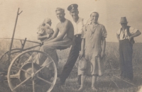 Zleva matka Anna, otec Johann Rösch, Karl Gabauer, Maria Rösch, obec Schömpl na Chebsku, 1939