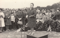 Odhalení pomníku ženského koncentračního tábora ve Svatavě v roce 1965