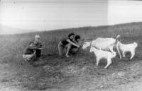 Ludmila Jahnová (v pruhovaném tričku) / Leskovec nad Moravicí / kolem roku 1963