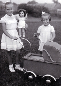 Ludmila Jahnova s mladší sestrou / Leskovec nad Moravicí / 1959