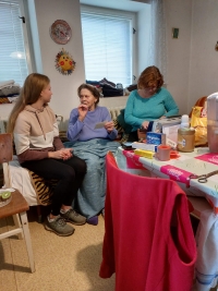 Marie Kadeřábková with pupils of Smiřice primary school during filming in November 2022