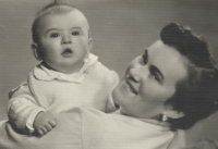 Jan Tomsa with his mother, 1961