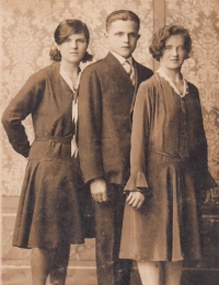 The father of the witness with his sisters, 1926