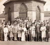 Jindřich Marek na svatbě svého syna Jindřicha v roce 1986. Stojí zcela vepředu třetí zprava 