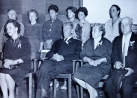 Foto ze svatby Jindřicha Marka na radnici v Jablonci nad Nisou, 11. července 1961. První zleva dole matka pamětníka Jaroslava Marková, vedle ní otec Josef Marek