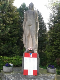 Plaque with the names of the victims of the August 1968 occupation of Czechoslovakia and a crown of thorns placed by Jan Tomsa on 8 May 2020 at the statue of the Red Army in Jaroměř