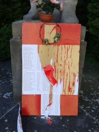 The damaged plaque of the victims of the 1968 occupation of Czechoslovakia, which Jan Tomsa placed on 8 May 2020 next to the statue of the Red Army in Jaroměř