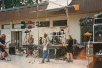 Vystoupení kapely The Quasimodo Bells na Lidu v Mariánských Lázních, 1994. Zleva Vladimír Metud Svoboda, Jarda Bedas Malinka, zpěv Pavel Pepe Svoboda, bicí Vladimír Štark Indián, Josef Švanda 