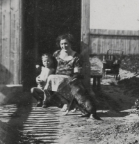 Three-year-old Zdenka Pospíšilová with her mother Marie Vyskočilová at the family house on Květinová Street in Opava in 1936