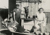 Zdenka's half-sister Marie Beinhauer on the couch, above her the neighbour next door and her mother Marie Vyskočilová on the left, photographed on 29 September 1937