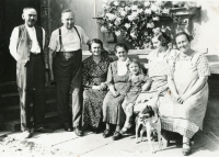 From the left: grandfather Leopold Kanclíř, his brother and his wife, an unknown lady, Zdenka Pospíšilová, her mother Marie Vyskočilová, grandmother Marie Kanclířová. Photo from 1936 at the family house on the farm in the hospital