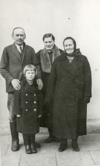 Visiting grandparents in Opava, from the left: grandfather Leopold Kanclíř, mother Marie Vyskočilová, grandmother Marie Kanclířová, child Zdenka Pospíšilová. Photograph from 2 February 1940