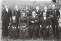 Family photograph of the Vyskočil family from Budkovice from about 1908. Zdenka Pospíšilová's father Josef Vyskočil is standing in the top row, second from the left. Below him sits his sister Anna, who drowned herself and her two children in a pond as a result of an unhappy marriage