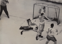 Goalkeeper Vladimír Nadrchal after a goal against the Soviet Union. Legendary striker, and sniper Václav Nedomanský, arrives with number 14. The picture is from the second half of the 1960s