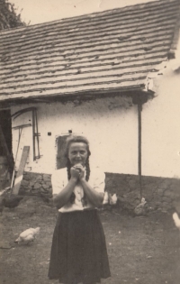 Anežka Maděrová (née Hašková), mother of the witness, at the age of 16 on her family farm in Popovice