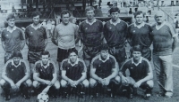 Ladislav Vizek's farewell match before leaving for French AC Le Havre. He played in the Dukla eleven from the 70s. From the bottom left are Gajdůšek, Rott, Vízek, Mikuš and Štambachr. Above them are Jan Fiala, Pelc, Viktor, Dvořák, Macela, Samek and club doctor Trůbl.