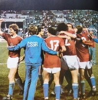 Ladislav Vízek (third from the back left) after the winning semifinal against Yugoslavia at the 1980 Olympic tournament in Moscow, the national team won 2:0