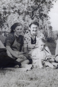 Stanislav Kostiha (uprostřed) se svou adoptivní matkou Blaženou Kostihovou (vpravo) a biologickou matkou Hedvikou Hanzelkovou, 1941