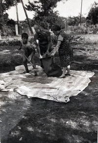 Poslední rodinné žně, na fotce bratr Stanislav a sestra Marie, 1992