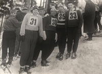 Společná fotka skokanů ze závodů v Rokytnici nad Jizerou – č. 31 Fanda Hnyk, č. 35 Kurt Gernert, č. 33 Šalda z Vysokého, č. 30 skokan z Jablonce nad Jizerou, 50. léta