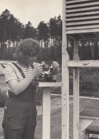 Neznámá dívka okolo roku 1965 u meteorologické stanice v Arboretu Sofronka, jejíž součástí byla původní žaluziová meteorologická budka