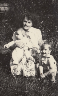 Ida Menzinger with her sons Josef and Jan, 1953