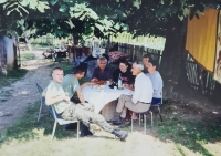 Pozemní patrola, u místních obyvatel, Jan Svoboda první zleva, Bosna a Hercegovina, 1999