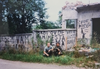 Trosky zdevastovaného domu s nápisy, Jan Svoboda první zleva, Bosna a Hercegovina, 1999