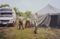 Polní stan u hromadného hrobu, Jan Svoboda třetí zleva, Bosna a Hercegovina, 1999