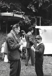 S tatínkem na pouti v Anenské Studánce, 1967