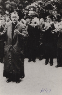 Karel Matula in Mníšek, 1949, director Dombek playing the flugelhorn
