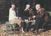 Marie Husníková, roz. Důrasová (uprostřed) a JUDr. Jaroslav Husník, rodiče Heleny Grégrové, na fotografii spolu s Marií Maisnerovou (tchyně H. Grégrové?) v roce 1972
