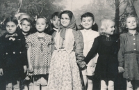Helena Grégrová v roce 1950 (děvčátko vpředu s brýlemi)