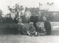 Stanislav (boy in the back), from left Marta, Bedřich, Vratislav and Olga Klicperová in 1942