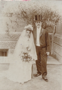 The wedding of Růžena and Rudolf Beer, the maternal grandparents of the witness, probably in 1904