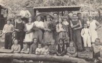 At the threshing machine in Přílepy during the harvest, 1920