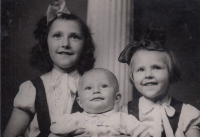 Amálie Gajdošíková with her older sister Vlasta and younger brother Ludvík in Zlín